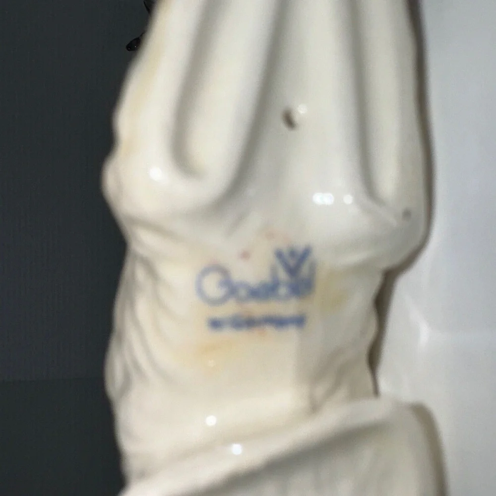 Goebel W.Germany White Cat Kitten RED Ball 3